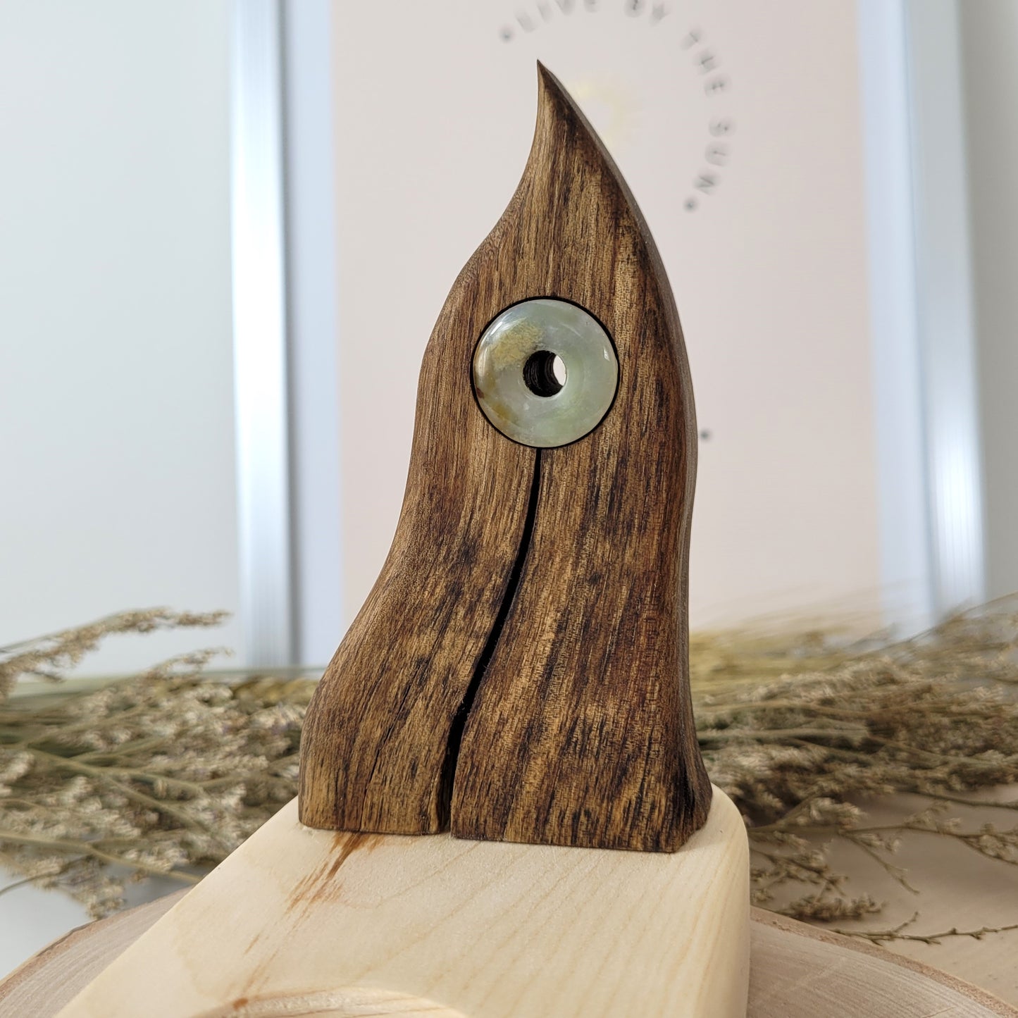 Nussholz "Portalflamme" auf Zirbenholz Sockel Teelichthalter mit Moosachat Donut