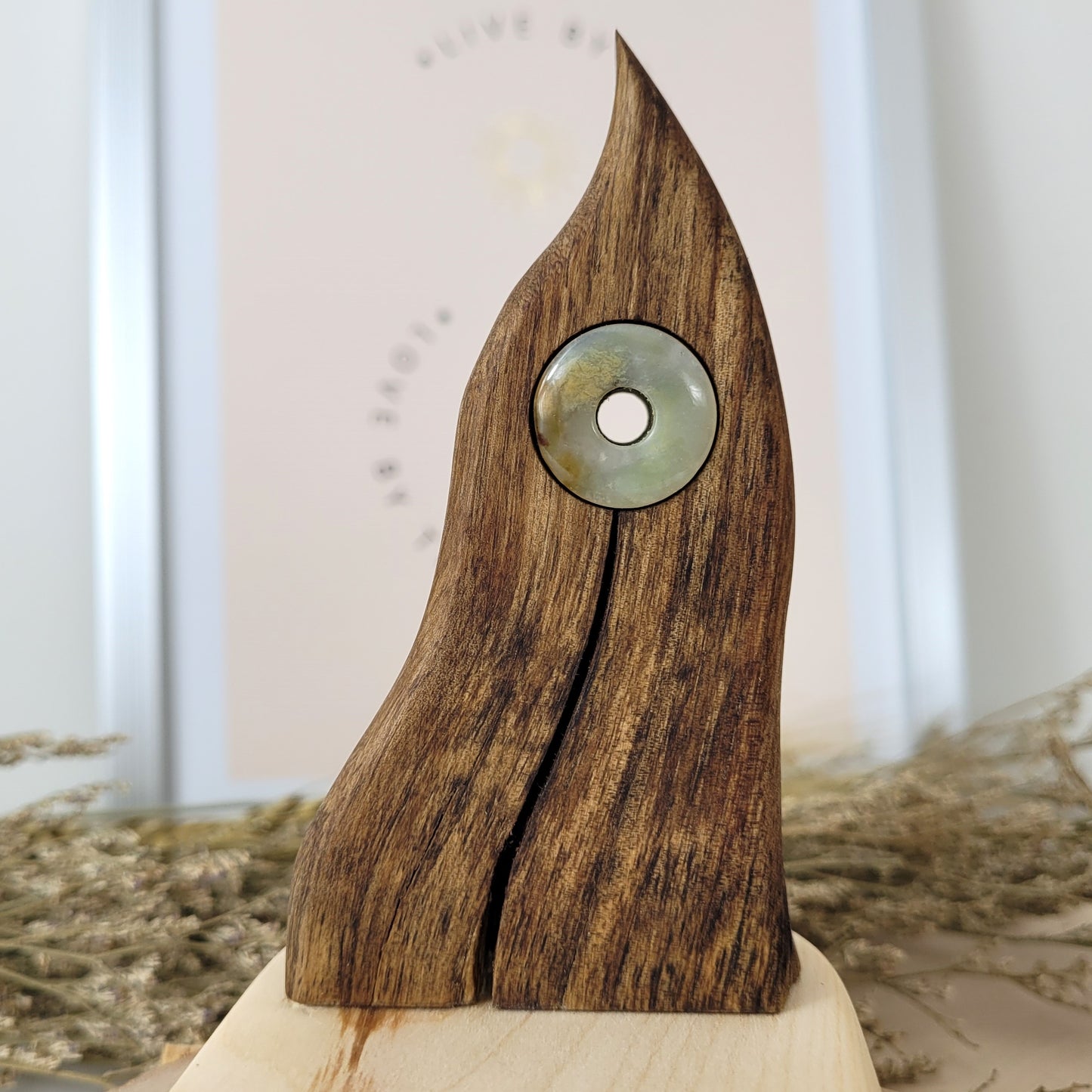 Nussholz "Portalflamme" auf Zirbenholz Sockel Teelichthalter mit Moosachat Donut