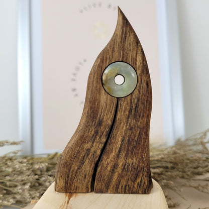 Nussholz "Portalflamme" auf Zirbenholz Sockel Teelichthalter mit Moosachat Donut