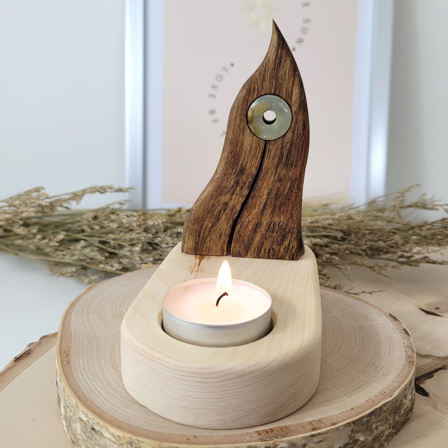Nussholz "Portalflamme" auf Zirbenholz Sockel Teelichthalter mit Moosachat Donut