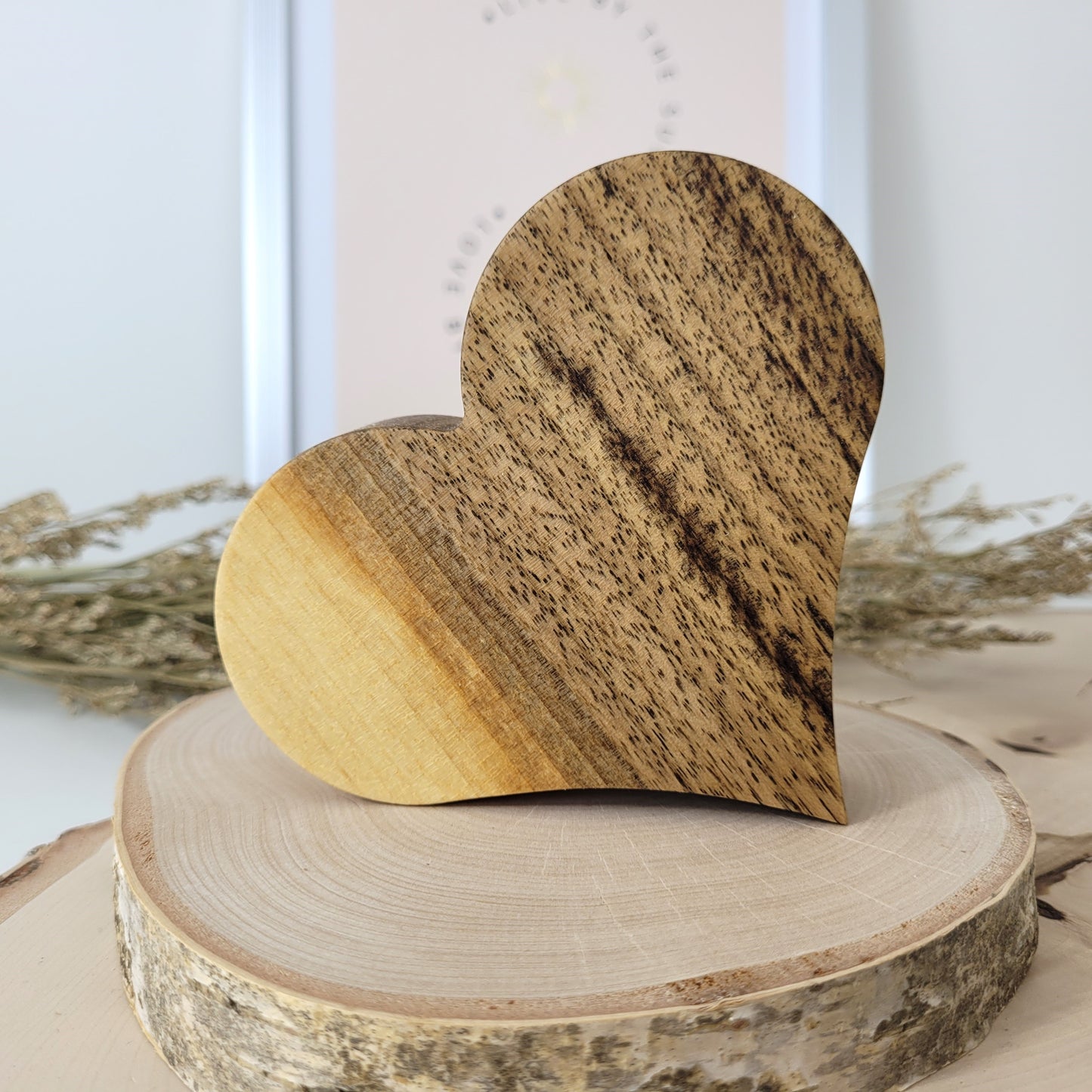 Nussholz Herz zum Aufstellen 11,5 x 9 cm