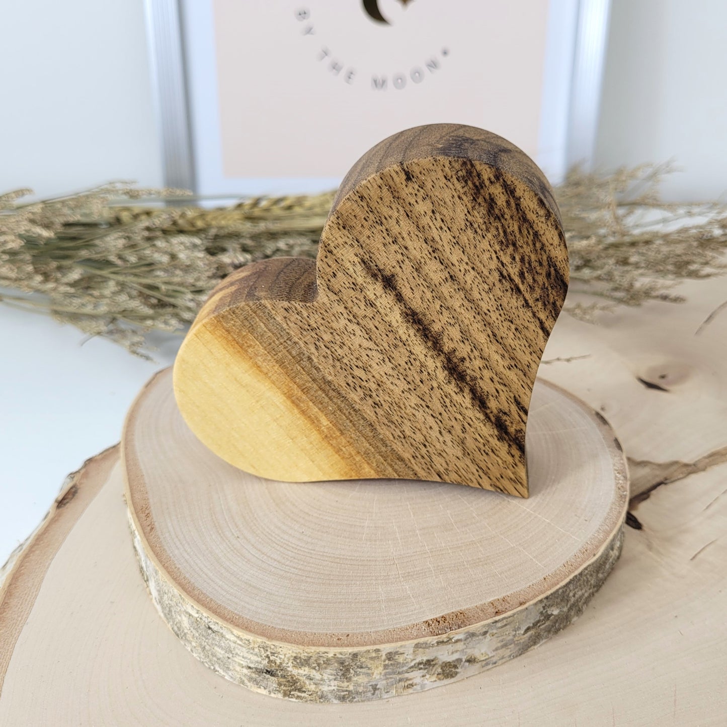 Nussholz Herz zum Aufstellen 11,5 x 9 cm