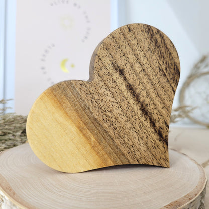 Nussholz Herz zum Aufstellen 11,5 x 9 cm