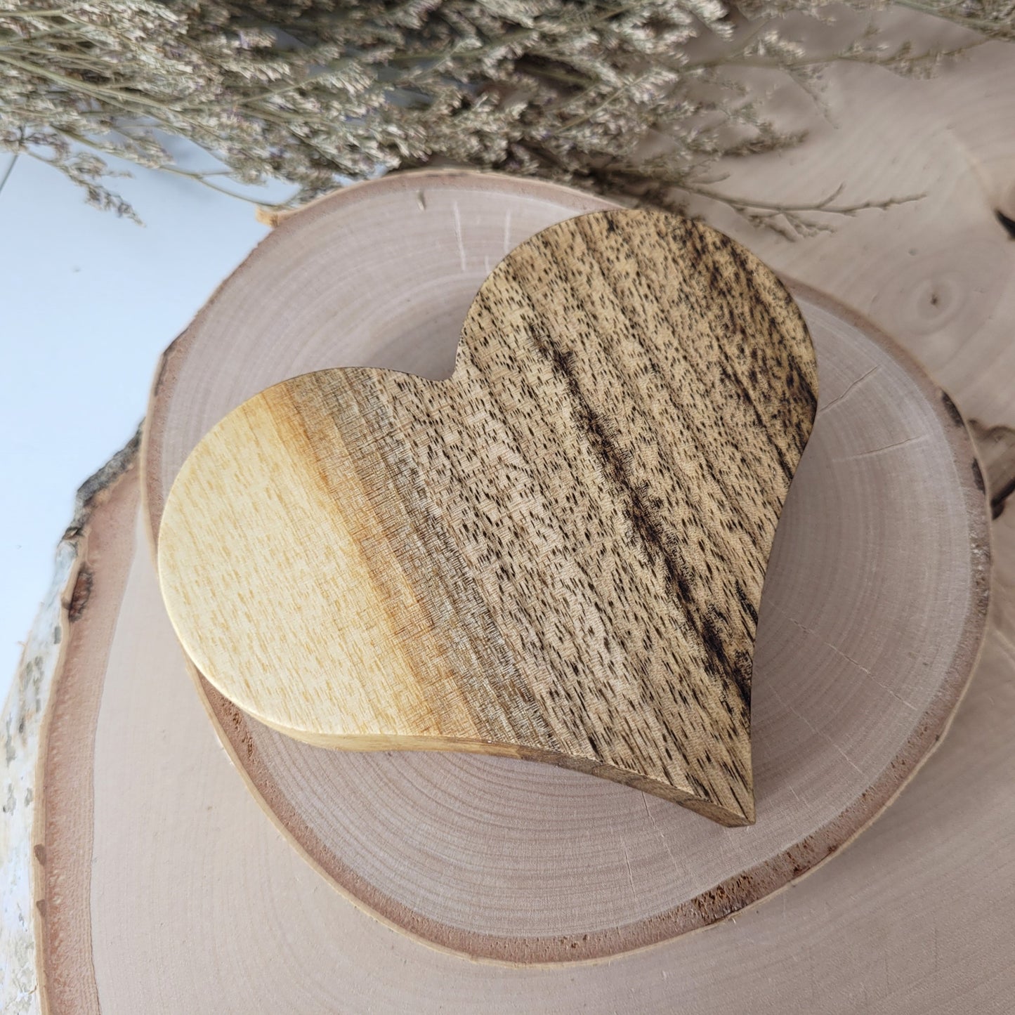 Nussholz Herz zum Aufstellen 11,5 x 9 cm