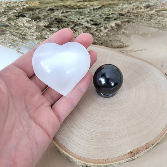 Bundle Angebot des Tages 02.11.10.25, Selenit Herz, Schungit Kugel inklusive Hämatit Ring zum Aufstellen