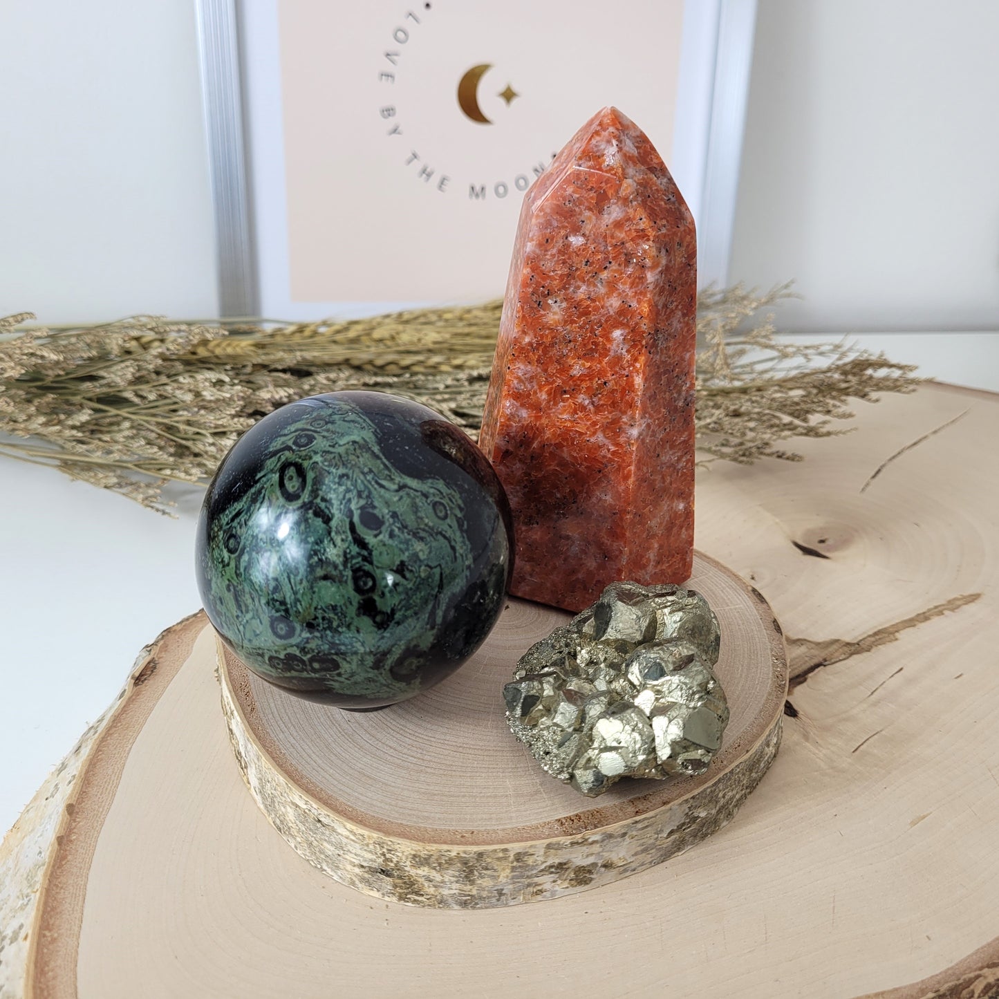 Bundle Angebot des Tages 12.11.25, Feuriges Herbst Bundle, Feuercalcit Turm, Große Eldarit Kugel inklusive Hämatit Ring zum Aufstellen, Pyrit Kristallstufe