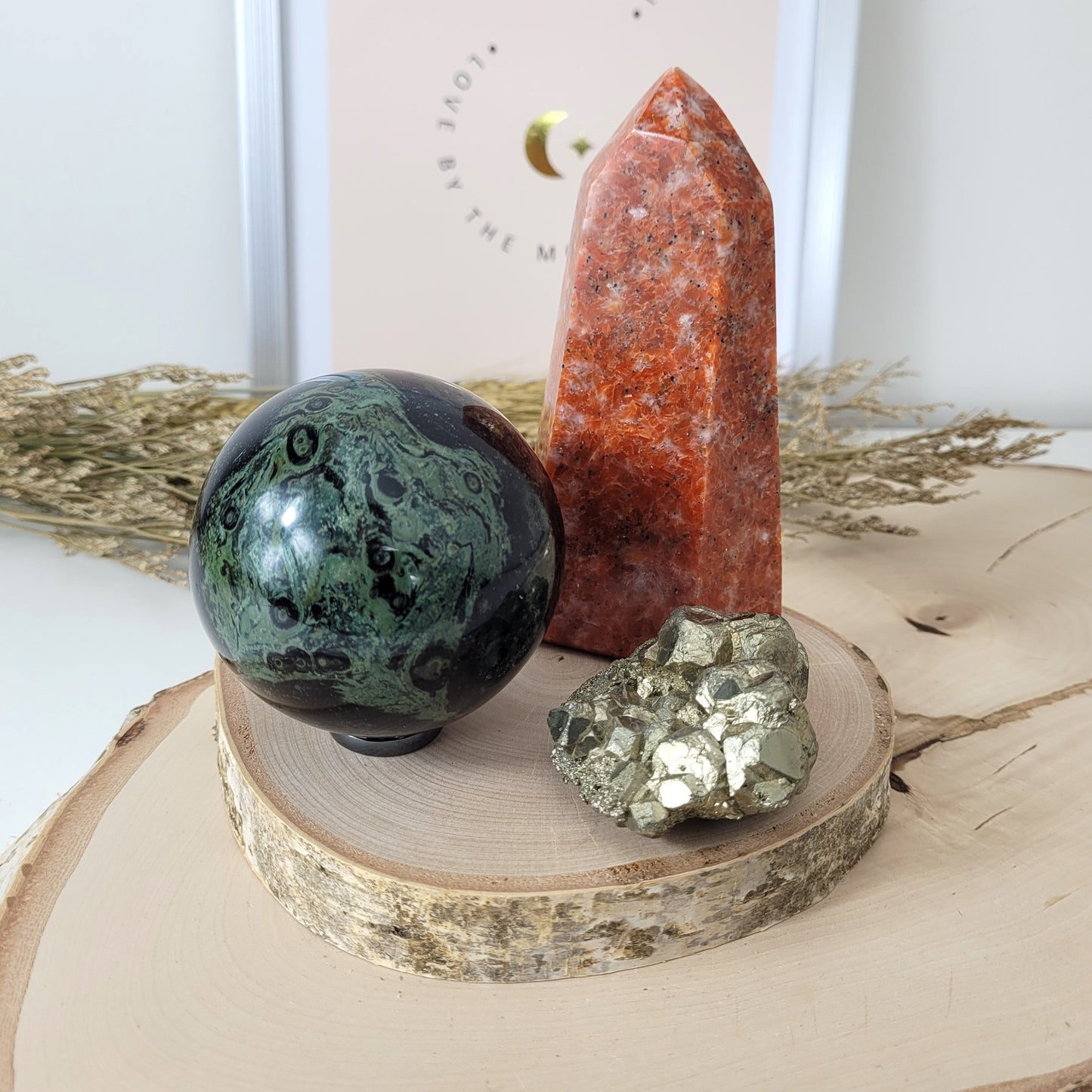 Bundle Angebot des Tages 12.11.25, Feuriges Herbst Bundle, Feuercalcit Turm, Große Eldarit Kugel inklusive Hämatit Ring zum Aufstellen, Pyrit Kristallstufe