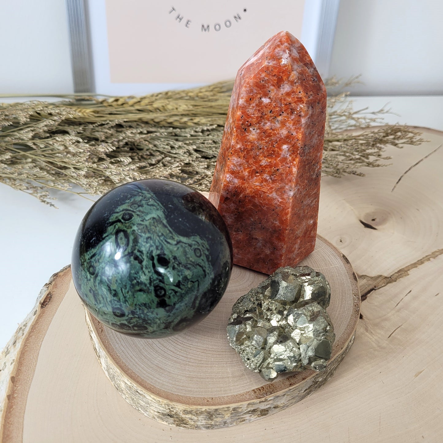 Bundle Angebot des Tages 12.11.25, Feuriges Herbst Bundle, Feuercalcit Turm, Große Eldarit Kugel inklusive Hämatit Ring zum Aufstellen, Pyrit Kristallstufe