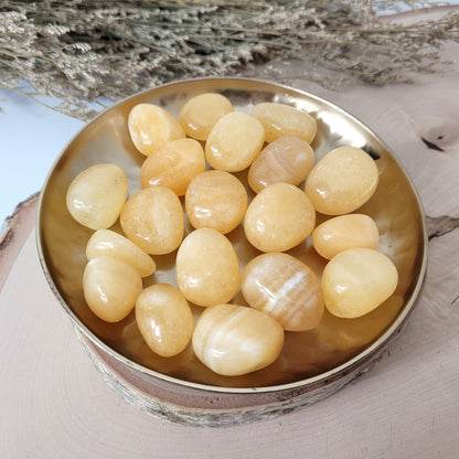 Orangencalcit Trommelstein