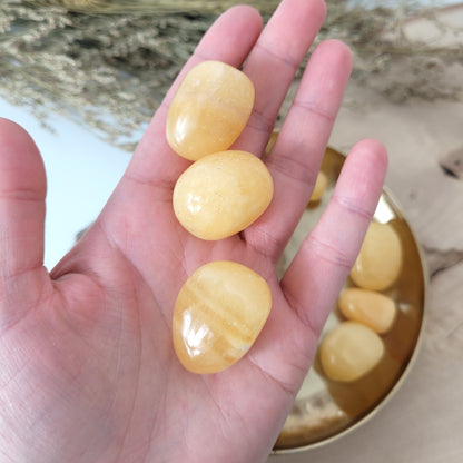 Orangencalcit Trommelstein