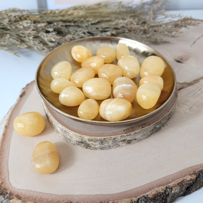 Orangencalcit Trommelstein