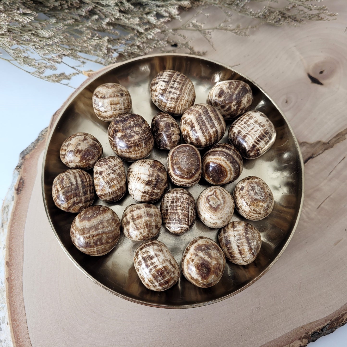 Brauner gebänderter Aragonit Trommelstein