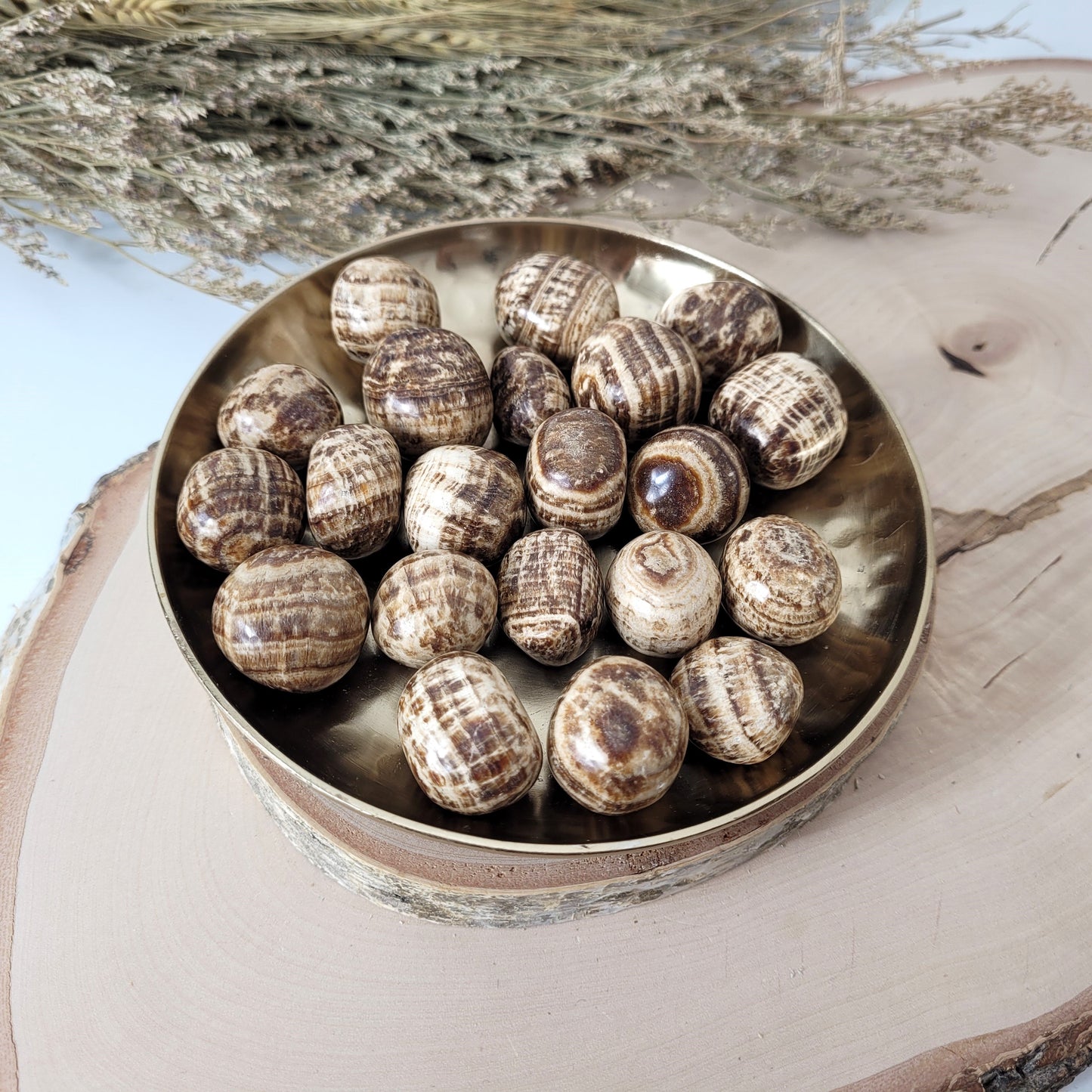 Brauner gebänderter Aragonit Trommelstein