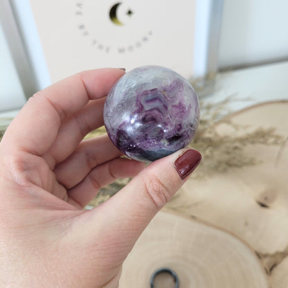 Fluorit Kugel 4,3 cm Durchmesser, 145g sehr klare Kristallstruktur mit Phantomen