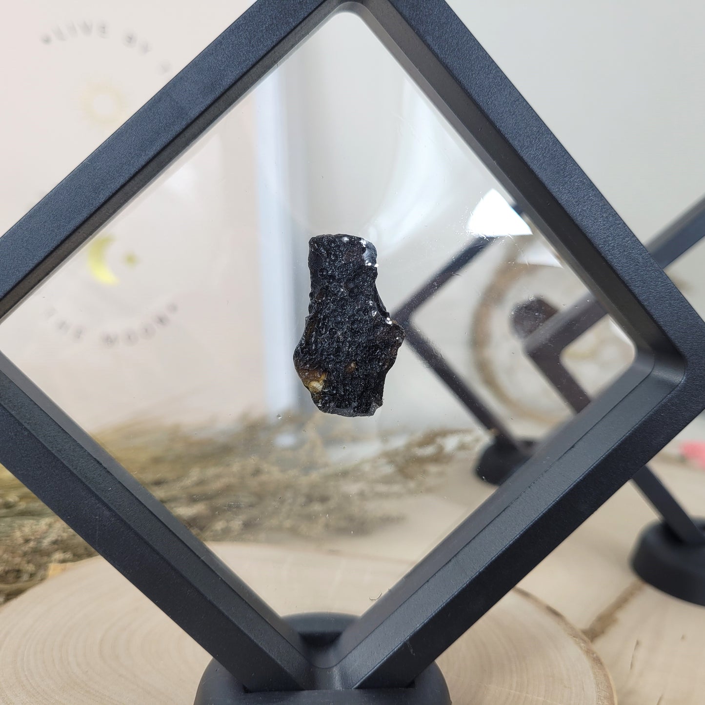 Tektit 2-3cm im Schweberahmen