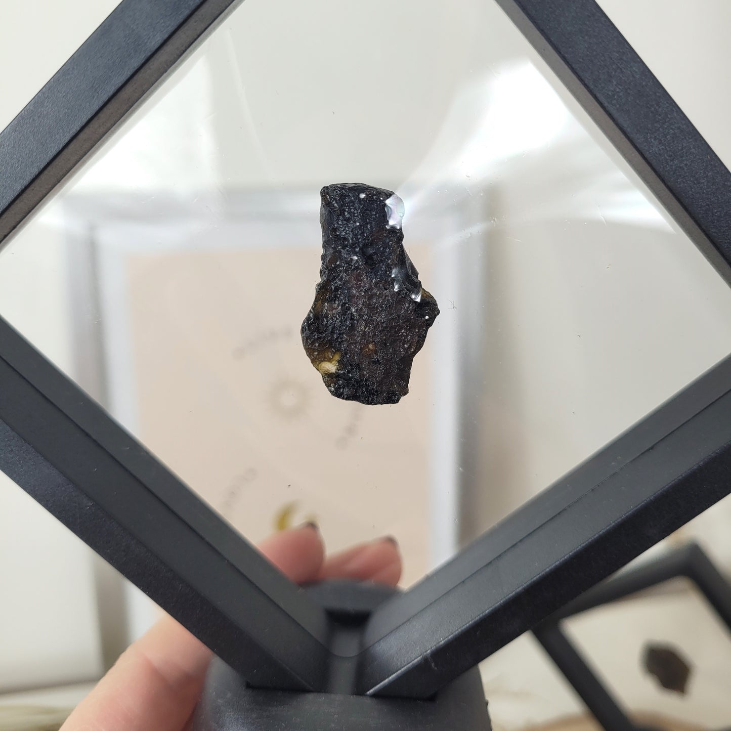 Tektit 2-3cm im Schweberahmen