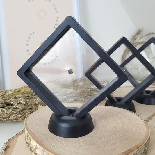 Magnetit Rohkristall 0,3 - 0,5cm  im Schweberahmen