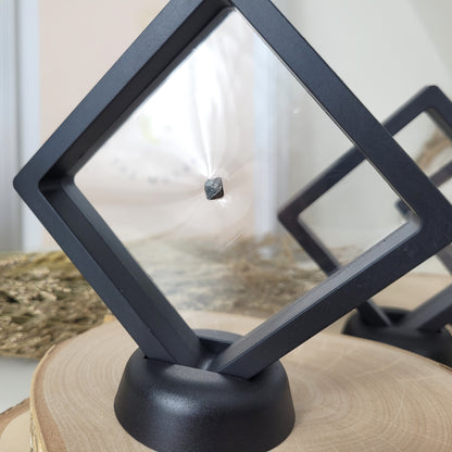 Magnetit Rohkristall 0,3 - 0,5cm  im Schweberahmen