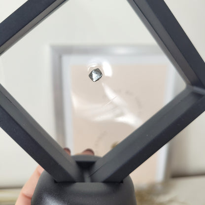 Magnetit Rohkristall 0,3 - 0,5cm  im Schweberahmen