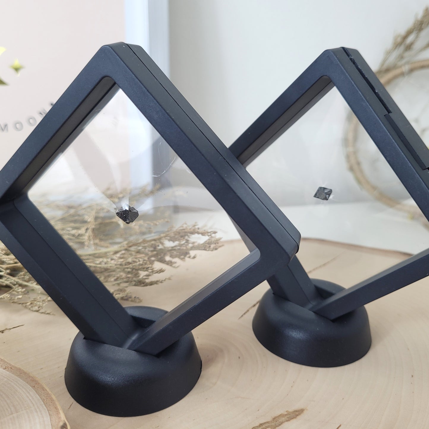 Magnetit Rohkristall 0,3 - 0,5cm  im Schweberahmen