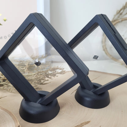 Magnetit Rohkristall 0,3 - 0,5cm  im Schweberahmen