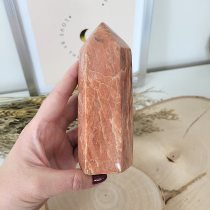 Aprikosenmondstein Turm 12,7 x 4,9 cm B-Ware