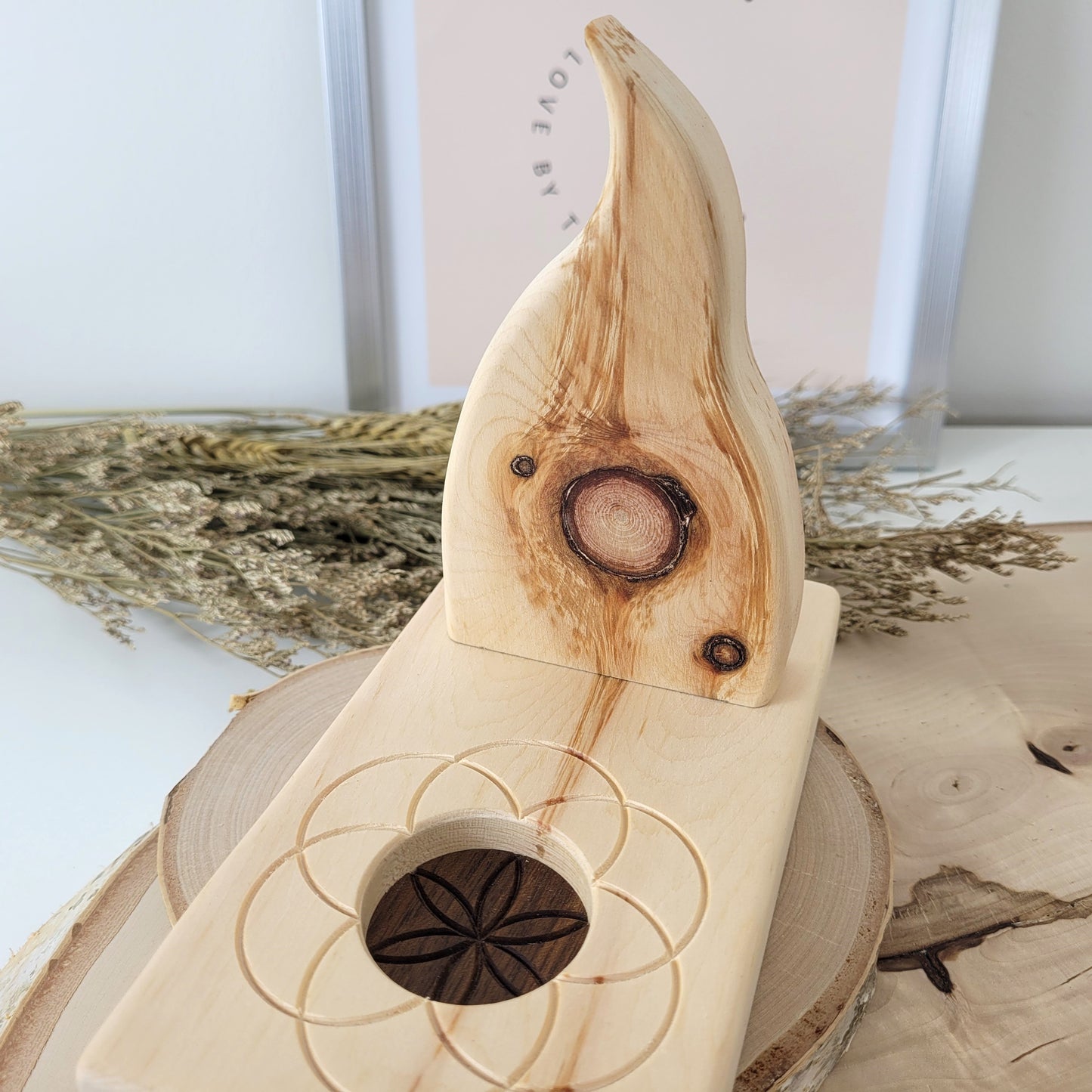 Zirbenholz Seelenlicht "Seelenweg" Teelichthalter mit Samen des Lebens Gravur, der Samen aus Nussholz