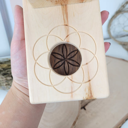 Zirbenholz Seelenlicht "Seelenweg" Teelichthalter mit Samen des Lebens Gravur, der Samen aus Nussholz