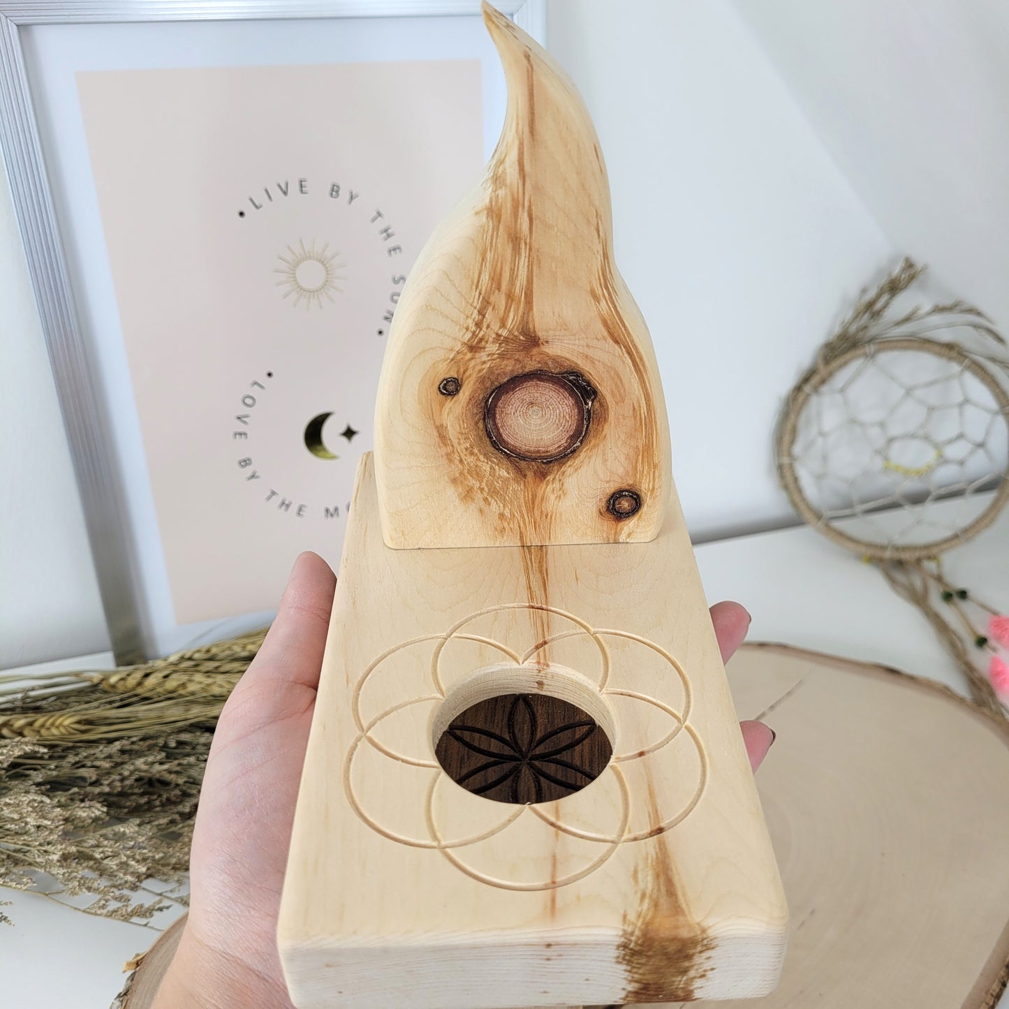 Zirbenholz Seelenlicht "Seelenweg" Teelichthalter mit Samen des Lebens Gravur, der Samen aus Nussholz