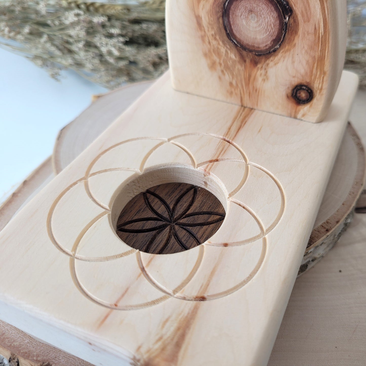 Zirbenholz Seelenlicht "Seelenweg" Teelichthalter mit Samen des Lebens Gravur, der Samen aus Nussholz