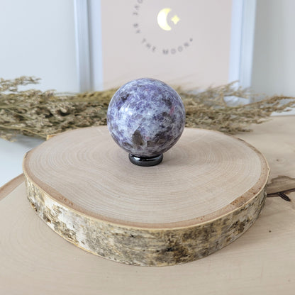 Pinker Turmalin in Lepidolith und Feldspat Unicorn Stone Kugel 4,5cm Durchmesser