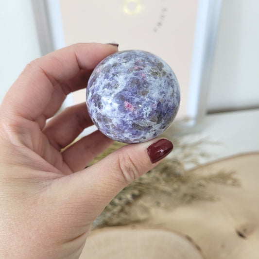 Pinker Turmalin in Lepidolith und Feldspat Unicorn Stone Kugel 4,5cm Durchmesser