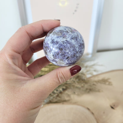 Pinker Turmalin in Lepidolith und Feldspat Unicorn Stone Kugel 4,5cm Durchmesser