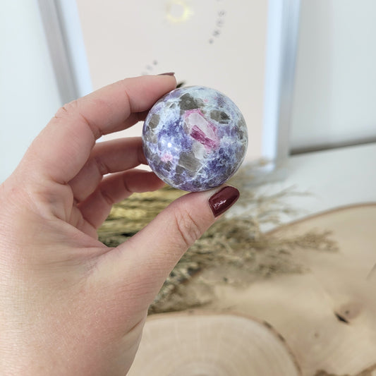 Pinker Turmalin in Lepidolith und Feldspat Unicorn Stone Kugel 4cm Durchmesser