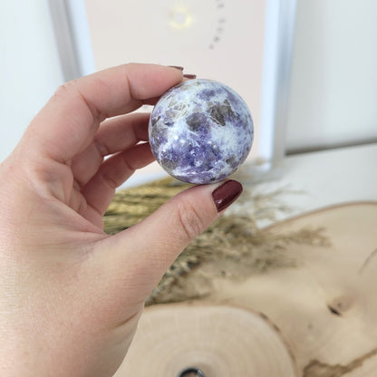 Pinker Turmalin in Lepidolith und Feldspat Unicorn Stone Kugel 4cm Durchmesser