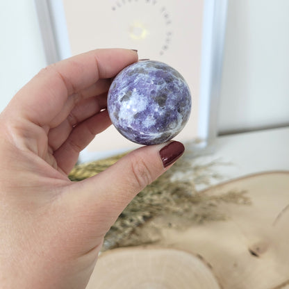 Pinker Turmalin in Lepidolith und Feldspat Unicorn Stone Kugel 4cm Durchmesser