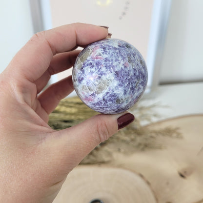 Pinker Turmalin in Lepidolith und Feldspat Unicorn Stone Kugel 4,9cm Durchmesser