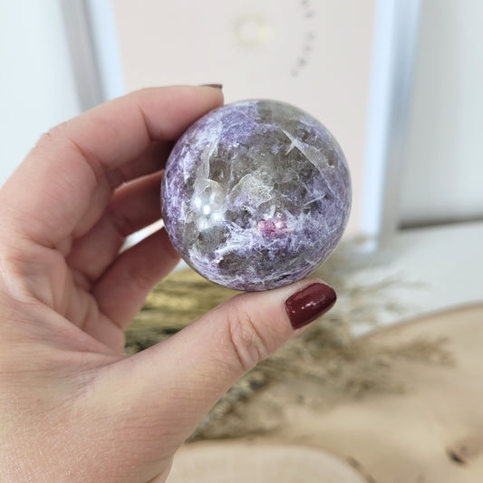 Pinker Turmalin in Lepidolith und Feldspat Unicorn Stone Kugel 4,7cm Durchmesser