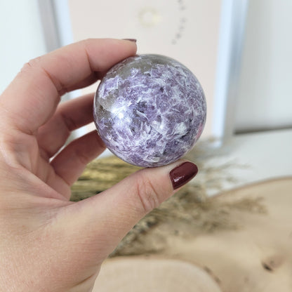 Pinker Turmalin in Lepidolith und Feldspat Unicorn Stone Kugel 4,7cm Durchmesser