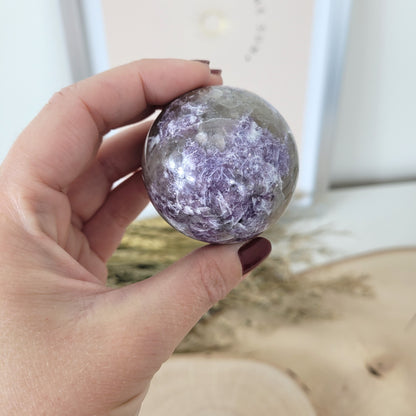 Pinker Turmalin in Lepidolith und Feldspat Unicorn Stone Kugel 4,7cm Durchmesser