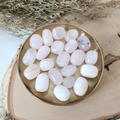 Mangano Calcit UV reaktiv Trommelstein