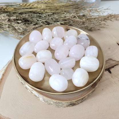 Mangano Calcit UV reaktiv Trommelstein