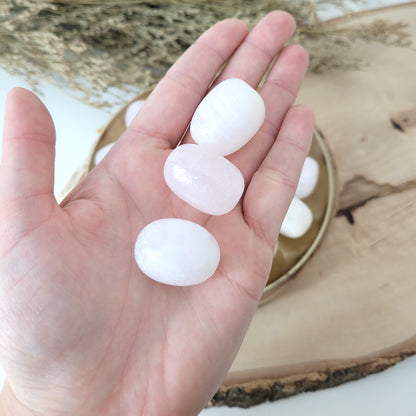 Mangano Calcit UV reaktiv Trommelstein