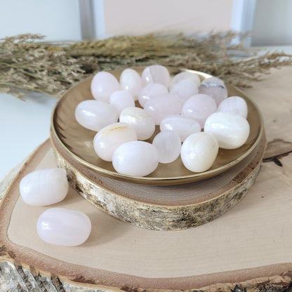 Mangano Calcit UV reaktiv Trommelstein