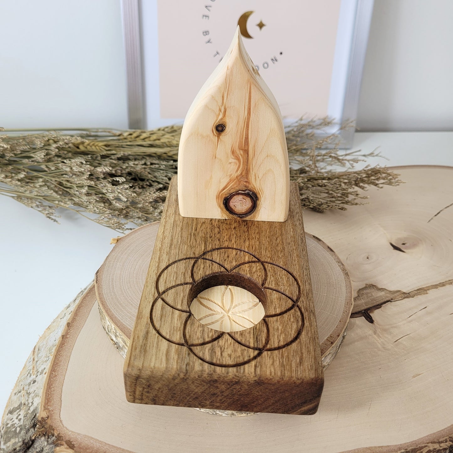 Zirbenholz Seelenlicht "Ahnenpfad" Teelichthalter auf Nussholz Sockel mit Samen des Lebens Gravur, der Samen aus Zirbenholz