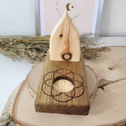 Zirbenholz Seelenlicht "Ahnenpfad" Teelichthalter auf Nussholz Sockel mit Samen des Lebens Gravur, der Samen aus Zirbenholz