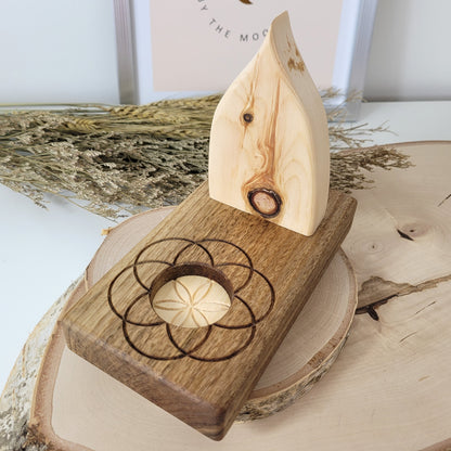 Zirbenholz Seelenlicht "Ahnenpfad" Teelichthalter auf Nussholz Sockel mit Samen des Lebens Gravur, der Samen aus Zirbenholz