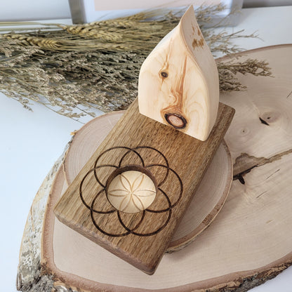 Zirbenholz Seelenlicht "Ahnenpfad" Teelichthalter auf Nussholz Sockel mit Samen des Lebens Gravur, der Samen aus Zirbenholz