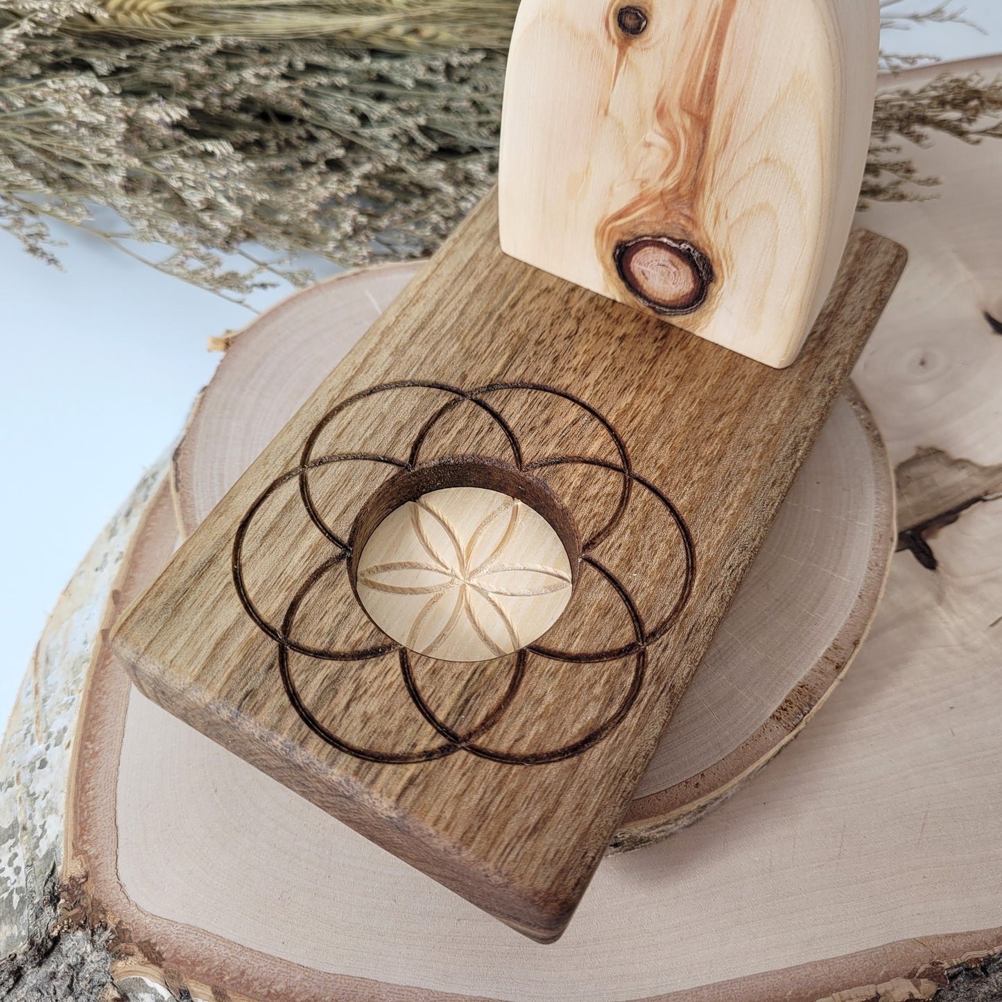 Zirbenholz Seelenlicht "Ahnenpfad" Teelichthalter auf Nussholz Sockel mit Samen des Lebens Gravur, der Samen aus Zirbenholz