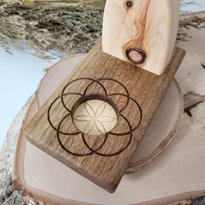 Zirbenholz Seelenlicht "Ahnenpfad" Teelichthalter auf Nussholz Sockel mit Samen des Lebens Gravur, der Samen aus Zirbenholz